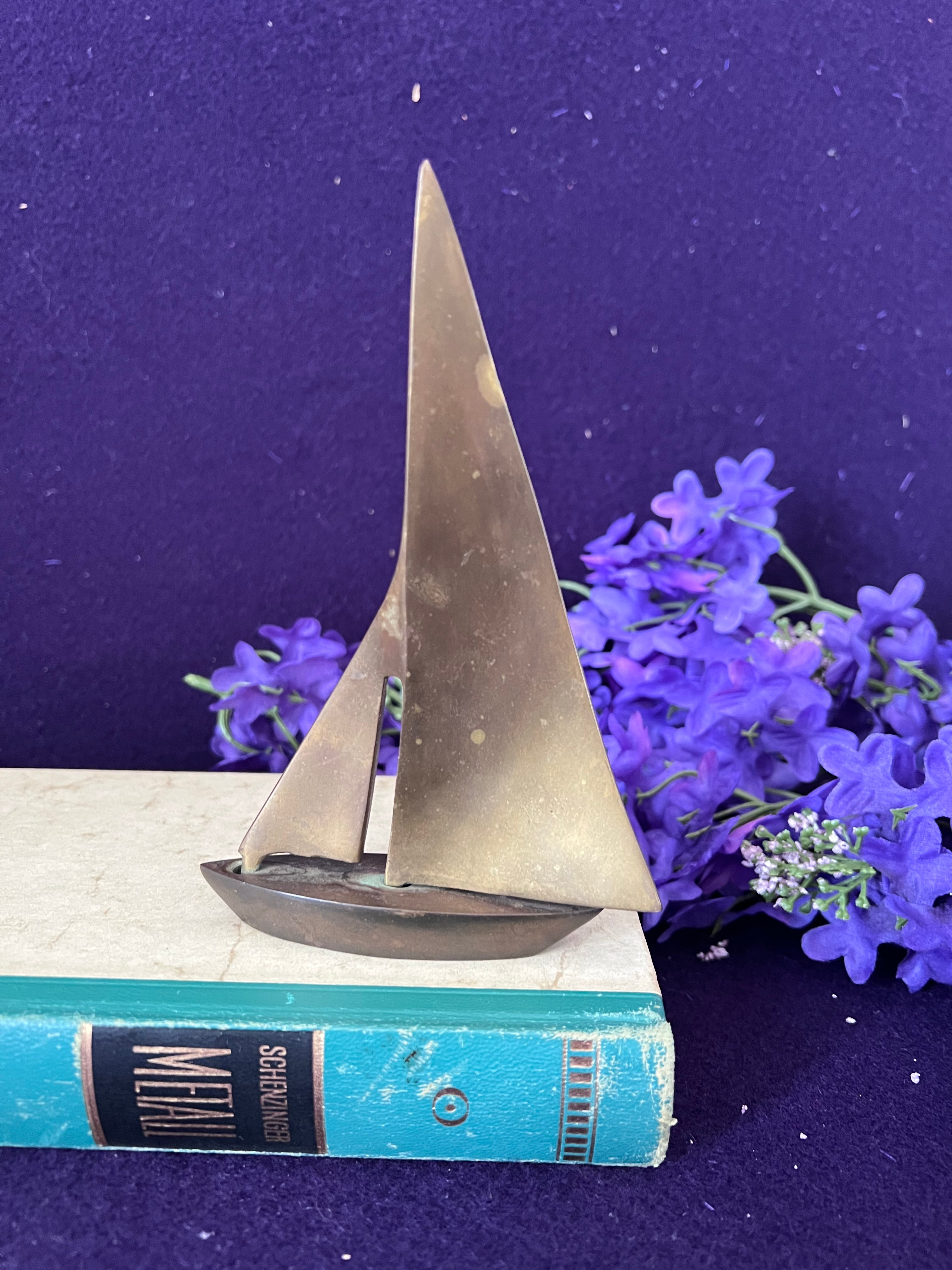 Vintage Minimalist Brass Sailboat Figurine – Mid-Century Modern Nautical Decor
