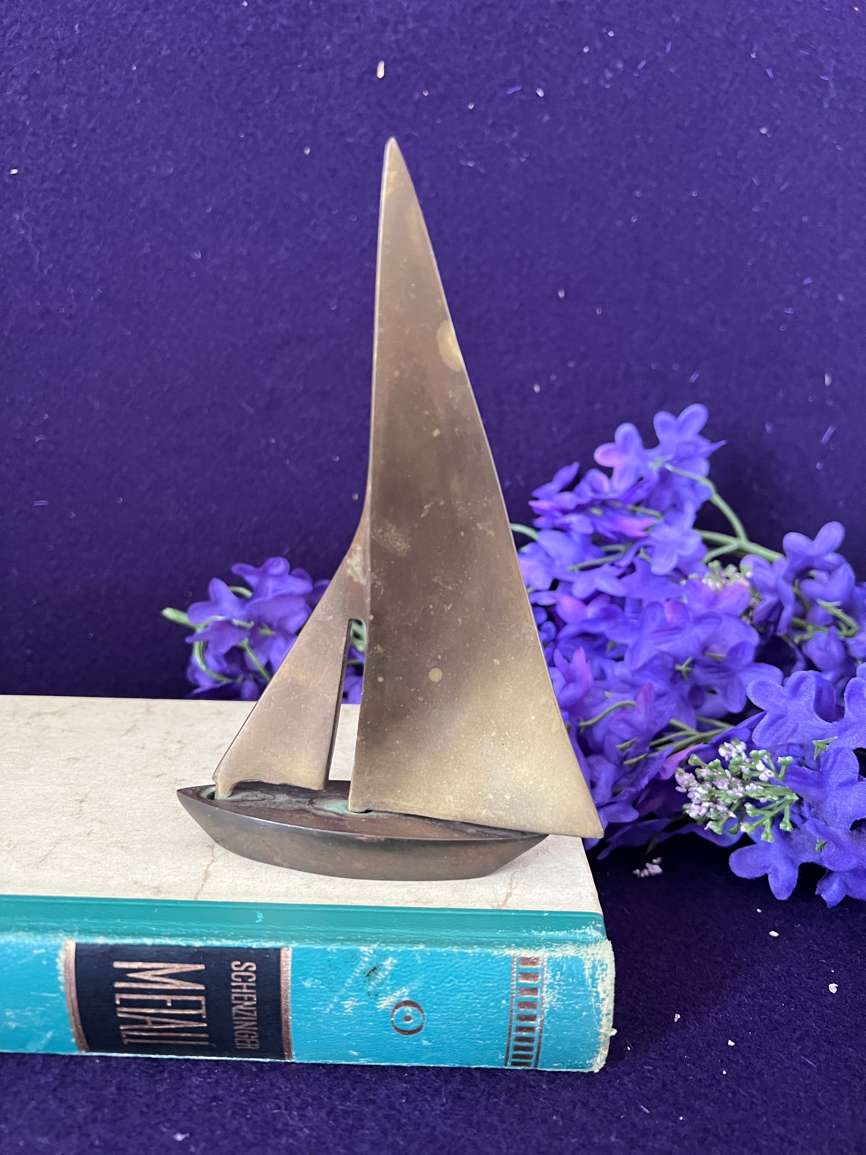 Vintage Minimalist Brass Sailboat Figurine – Mid-Century Modern Nautical Decor