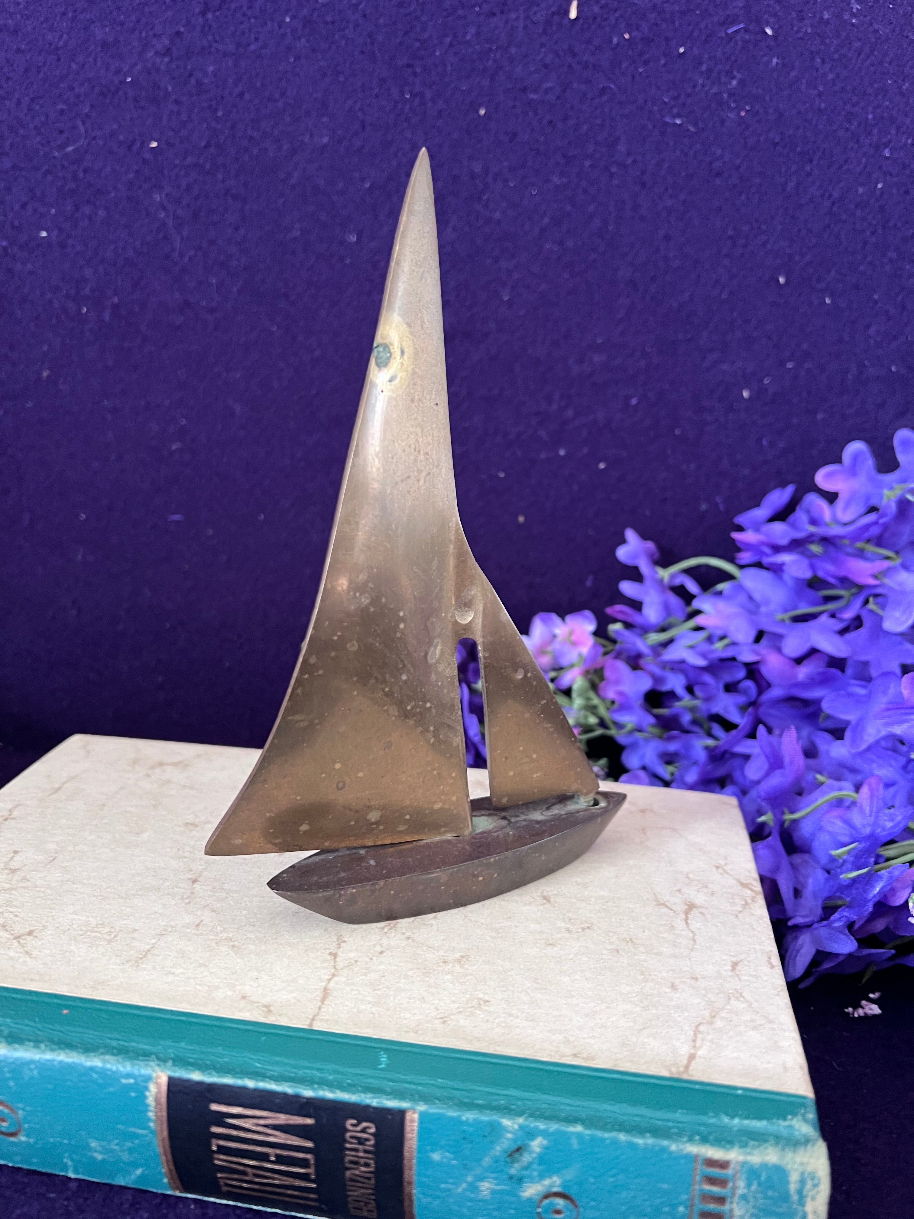 Vintage Minimalist Brass Sailboat Figurine – Mid-Century Modern Nautical Decor